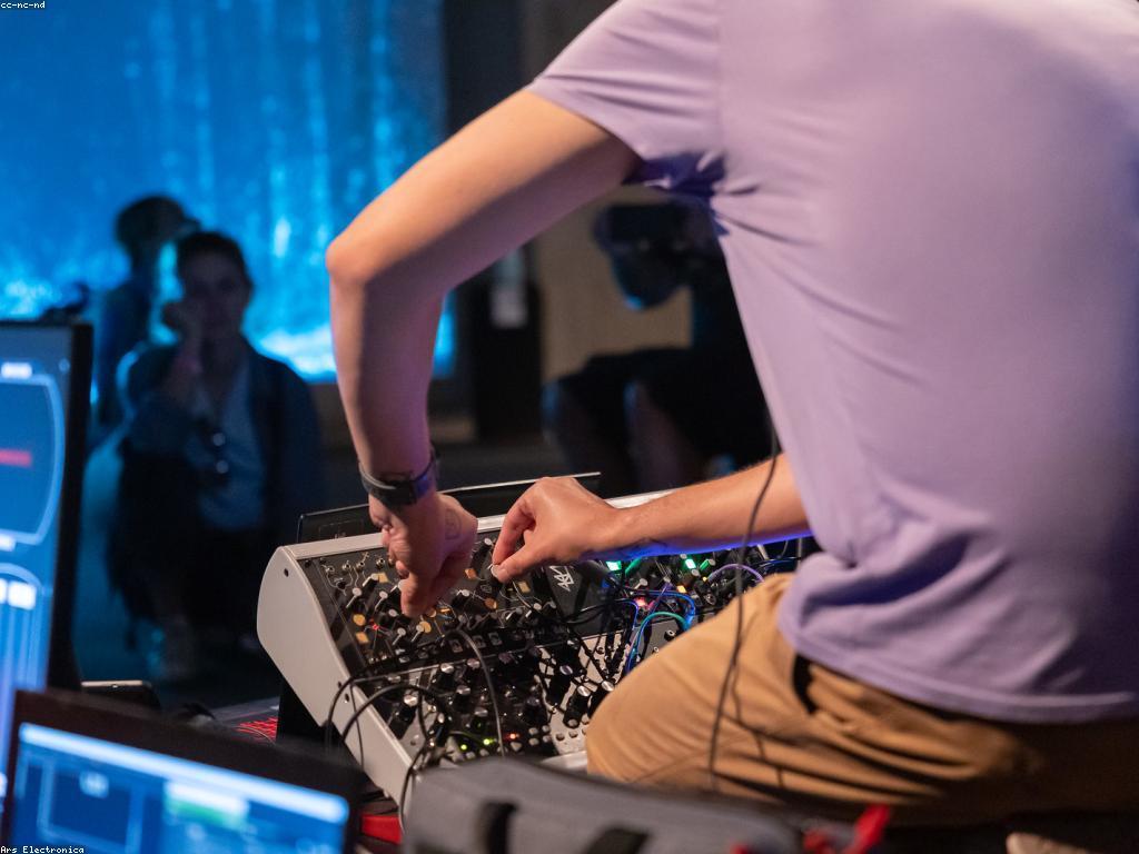 សិល្បៈសម្តែង: ការបង្ហាញនៃអារម្មណ៍និងចិត្តល្អ