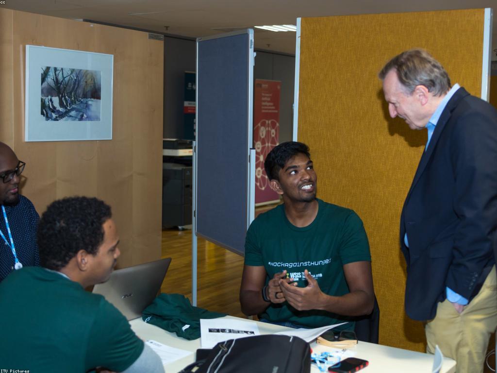 ឥទ្ឋិពលនៃការបង្ហាញព័តមានក្នុងការទំនាក់ទំនងសង្គម